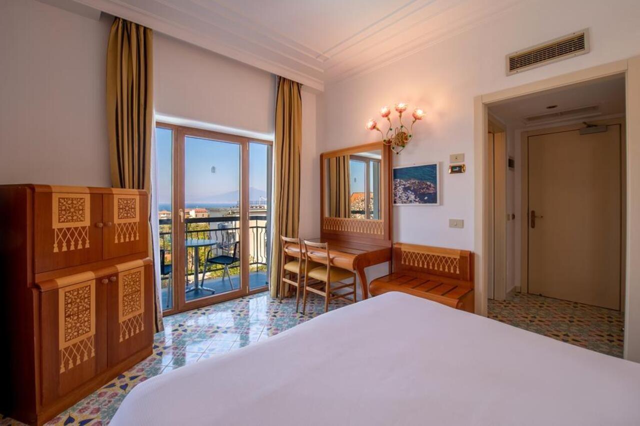 Grand Hotel Flora ซอร์เรนโต ภายนอก รูปภาพ