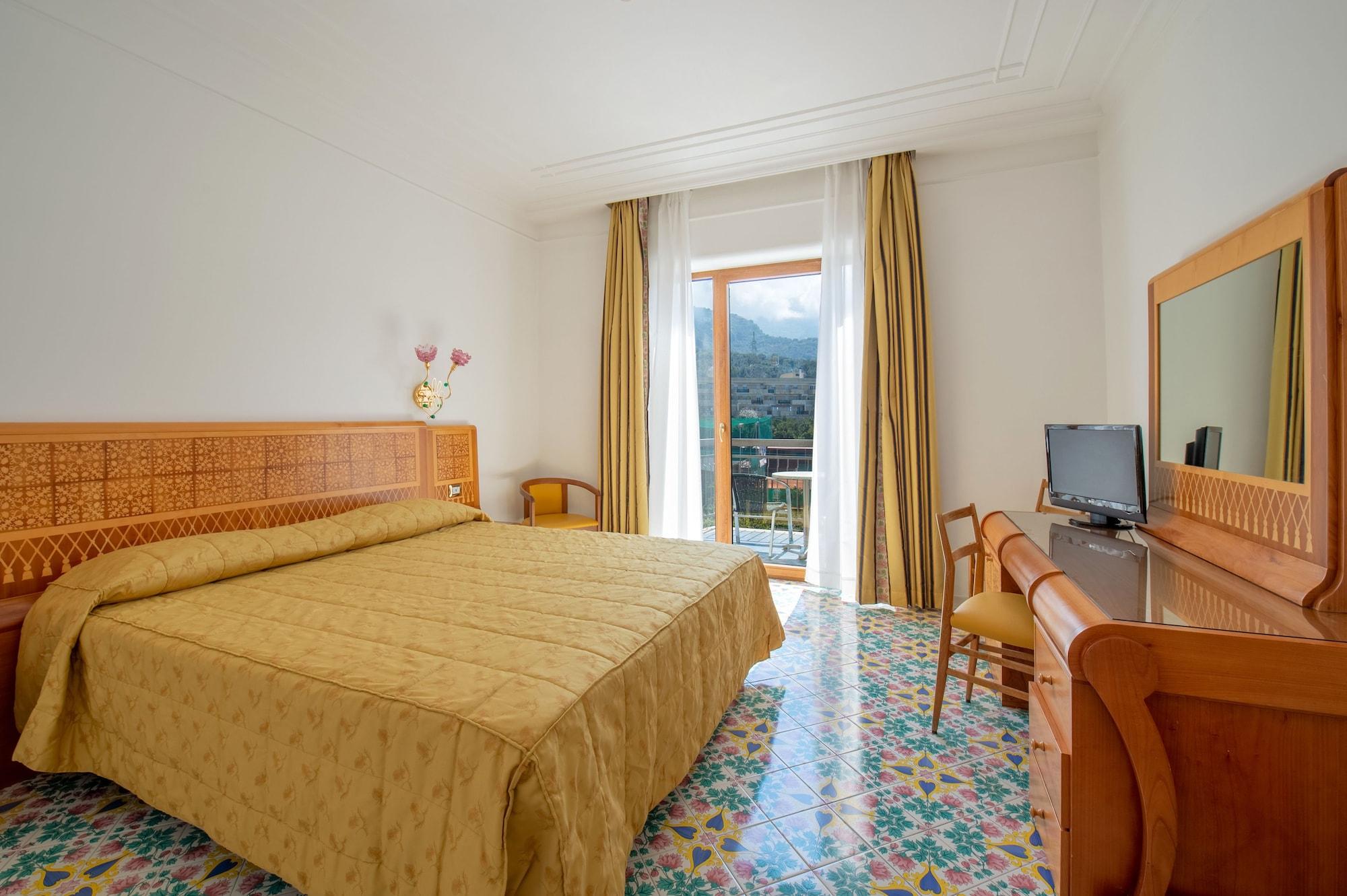 Grand Hotel Flora ซอร์เรนโต ภายนอก รูปภาพ