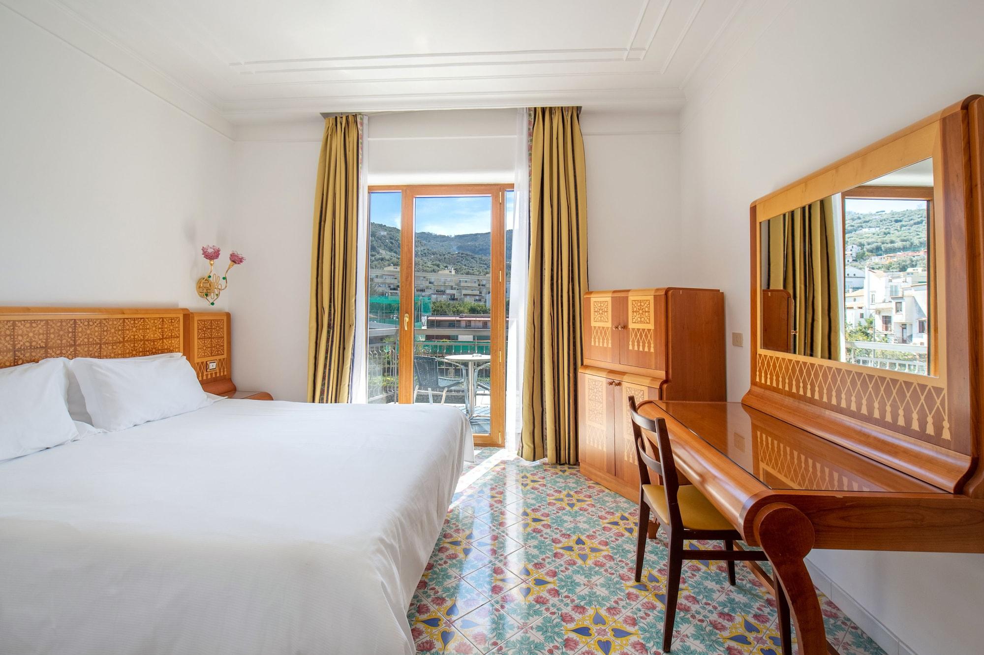 Grand Hotel Flora ซอร์เรนโต ภายนอก รูปภาพ