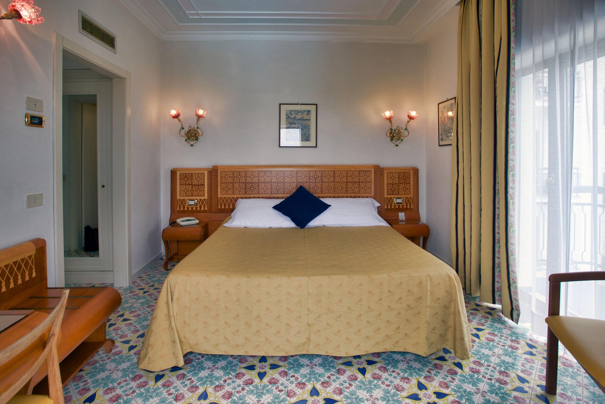 Grand Hotel Flora ซอร์เรนโต ภายนอก รูปภาพ