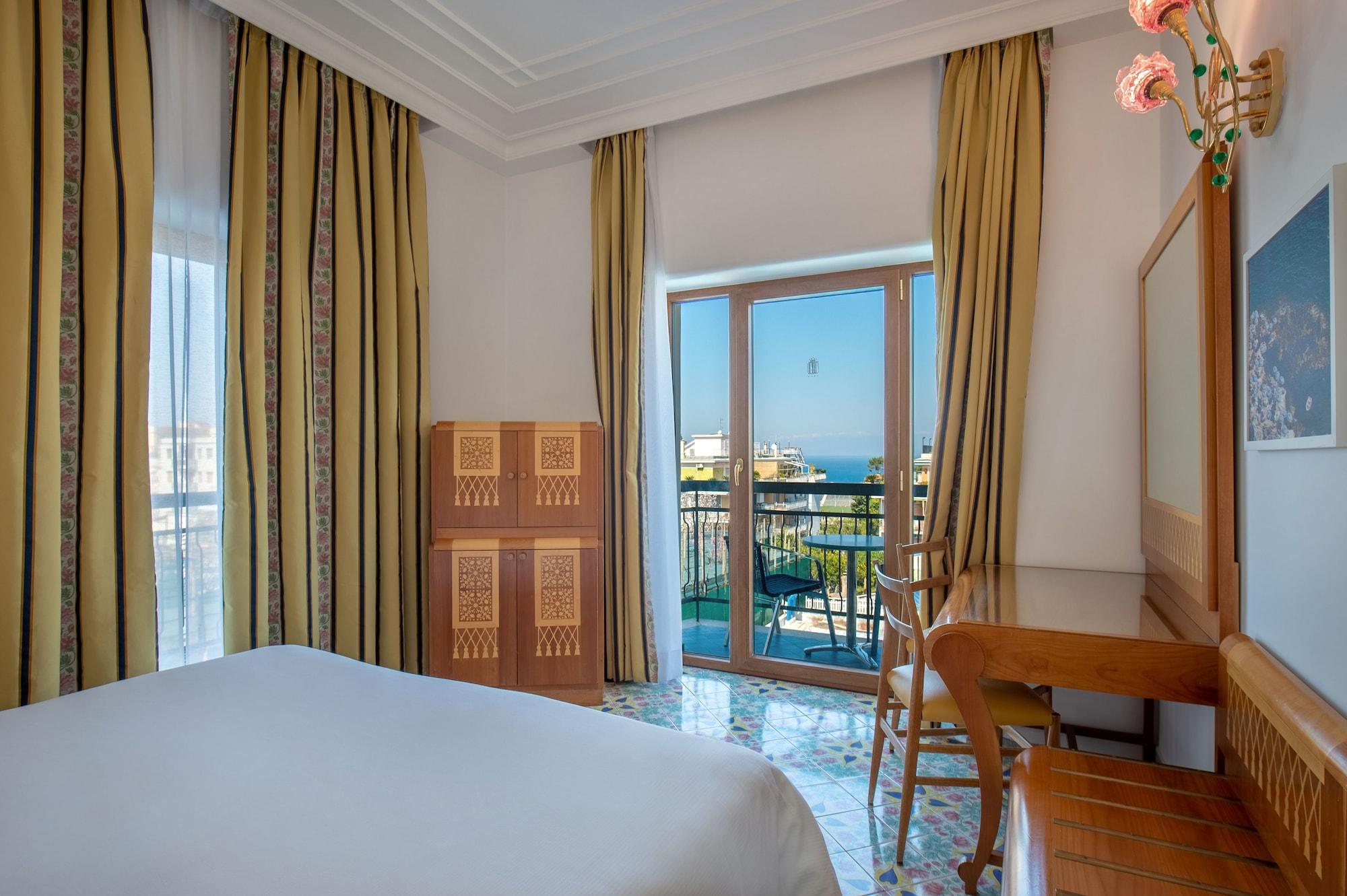 Grand Hotel Flora ซอร์เรนโต ภายนอก รูปภาพ