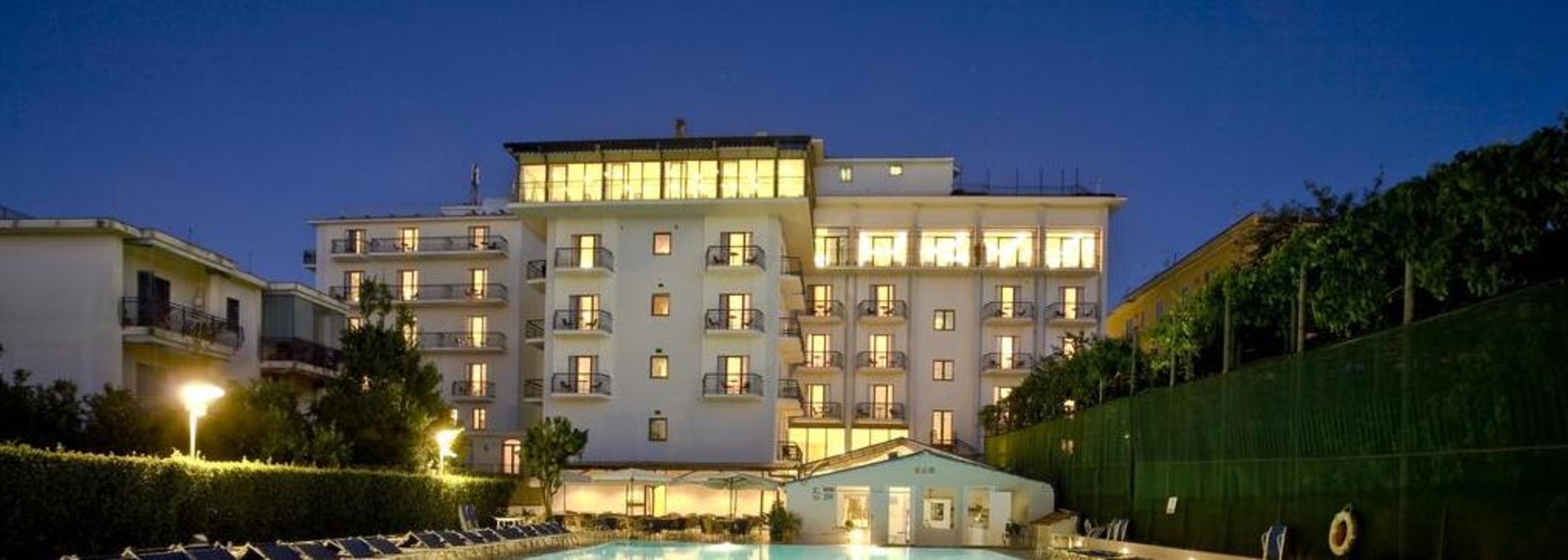Grand Hotel Flora ซอร์เรนโต ภายนอก รูปภาพ