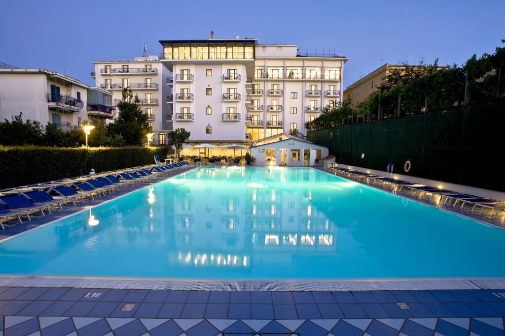 Grand Hotel Flora ซอร์เรนโต ภายนอก รูปภาพ