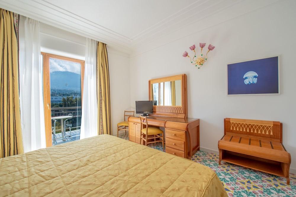 Grand Hotel Flora ซอร์เรนโต ภายนอก รูปภาพ