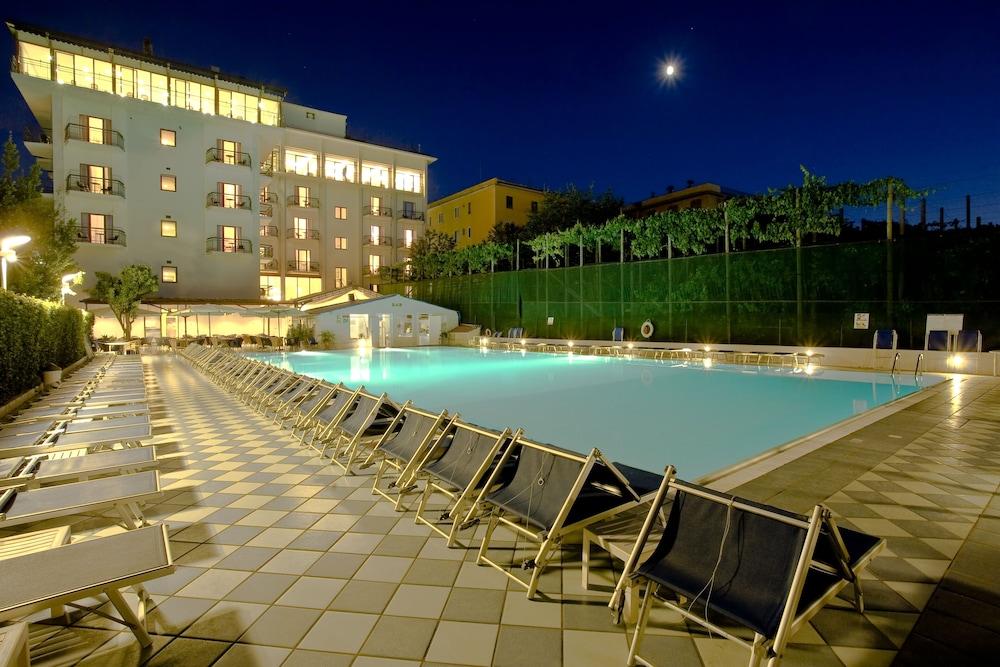 Grand Hotel Flora ซอร์เรนโต ภายนอก รูปภาพ