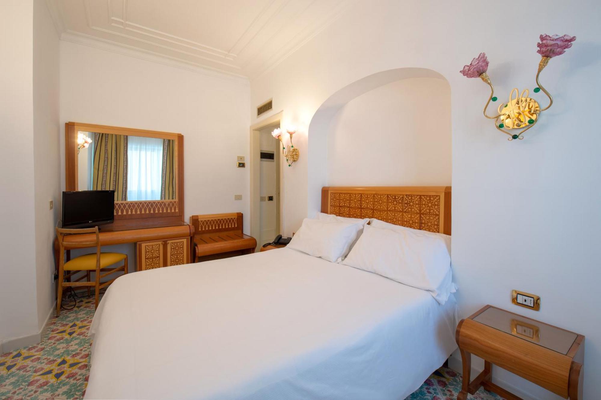 Grand Hotel Flora ซอร์เรนโต ภายนอก รูปภาพ