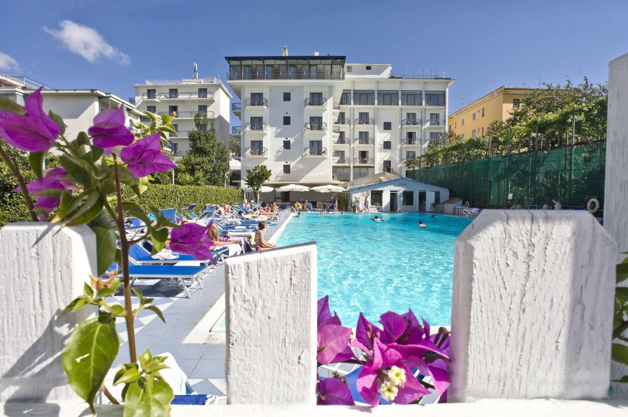 Grand Hotel Flora ซอร์เรนโต ภายนอก รูปภาพ