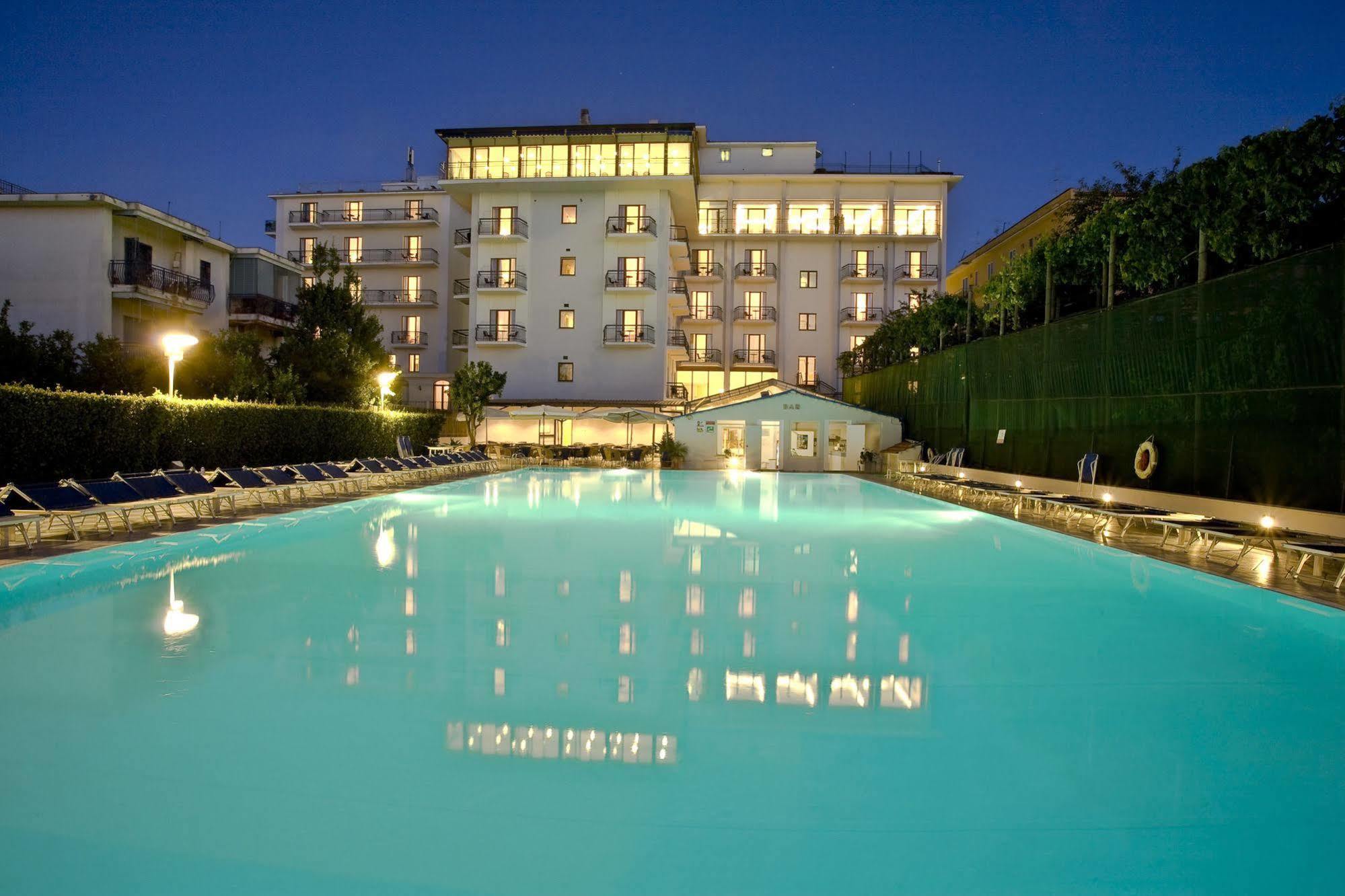 Grand Hotel Flora ซอร์เรนโต ภายนอก รูปภาพ