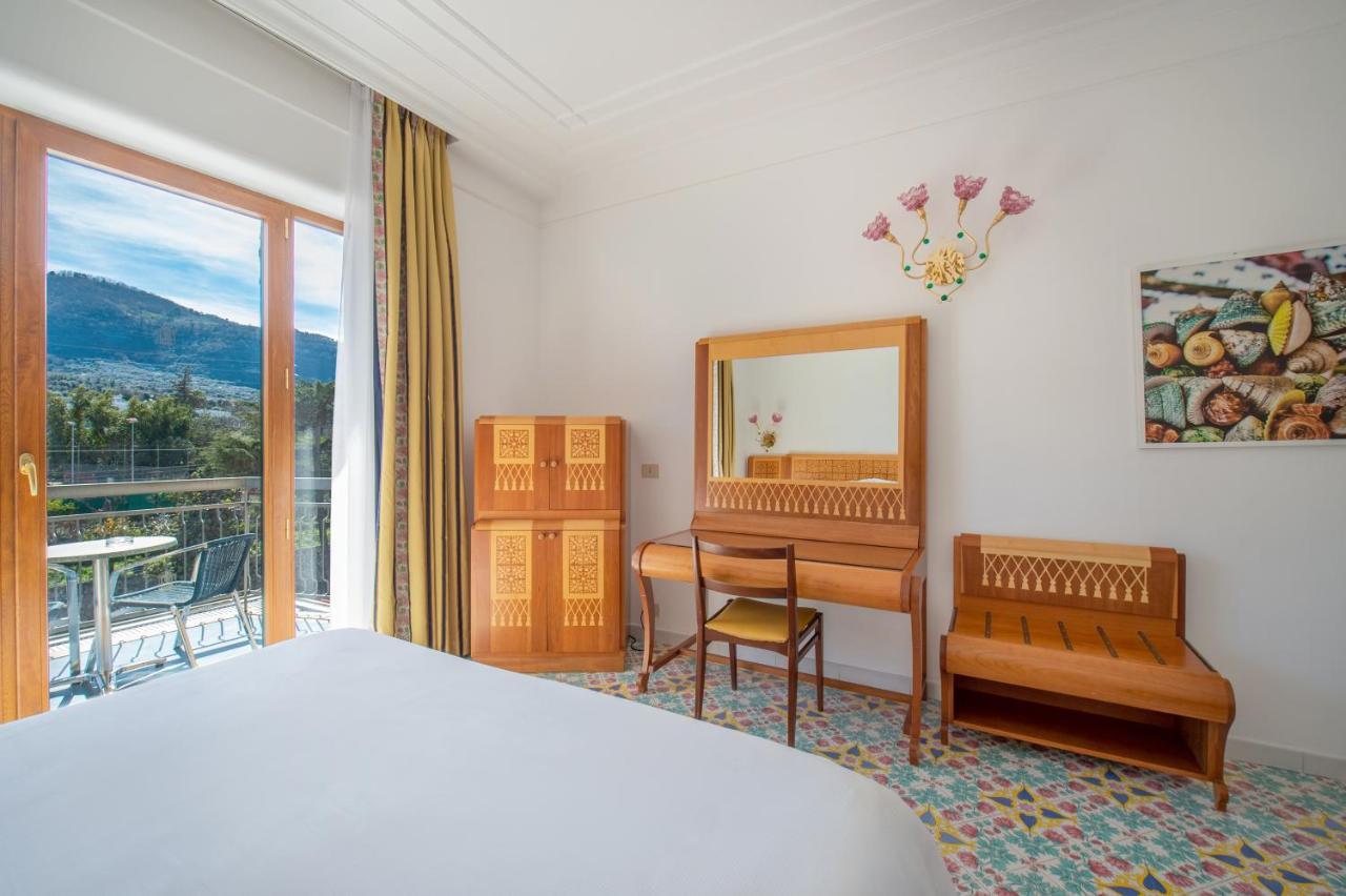 Grand Hotel Flora ซอร์เรนโต ภายนอก รูปภาพ